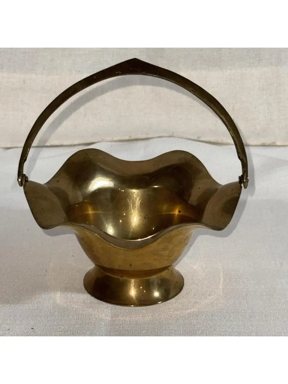 Vintage brass basket ruffled edge hinged handle trinket dish‎ fluted ash tray
